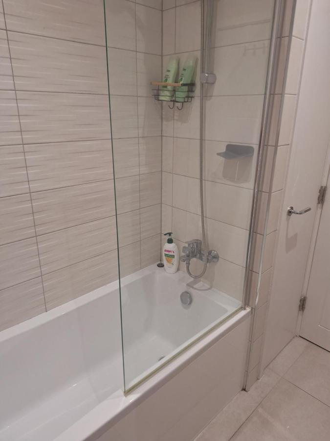 Deluxe Single Room Only For One Adult Northolt  Екстериор снимка